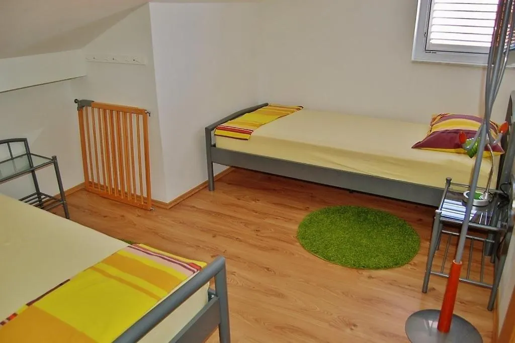 Apartment In Privlaka With Terrace, Air Conditioning, Wifi, Washing Machine קרואטיה