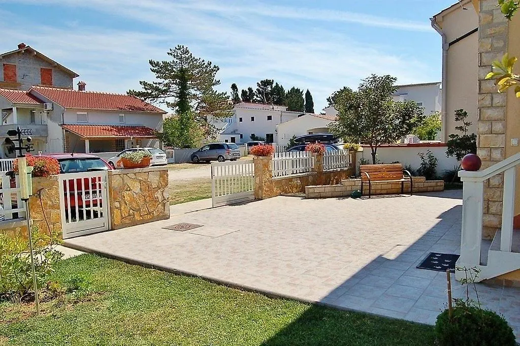Apartment In Privlaka With Terrace, Air Conditioning, Wifi, Washing Machine קרואטיה